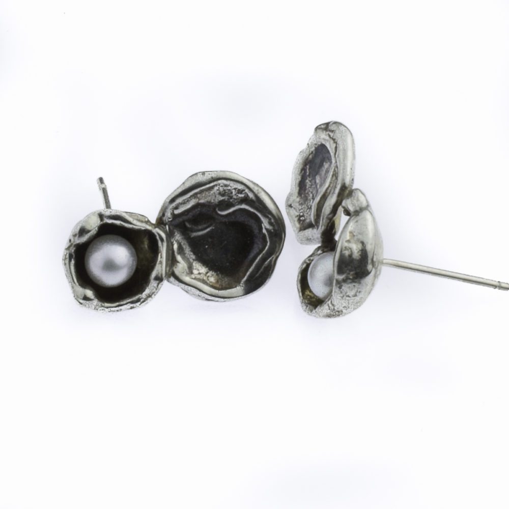 Mini Pearl Shell Earring main image 1